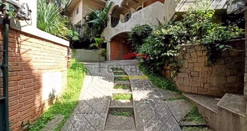 Locação Alto Padrão - Casa Assobradada Imponente no Pé da Serra | 446m² de Sofisticação!