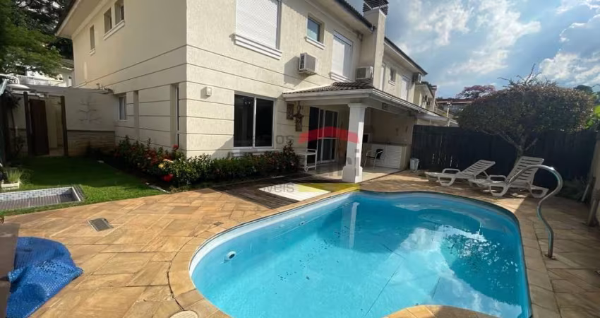 Sobrado de Alto Padrão em condomínio fechado, com 3 suítes, área gourmet, piscina e 3 vagas.
