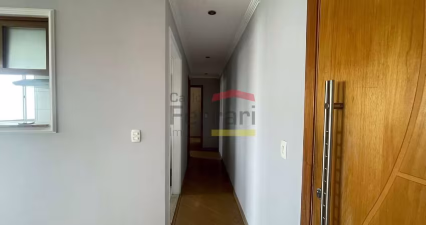 Apto com 2 dormitorios, sala cozinha com armarios,com uma vaga de garagem