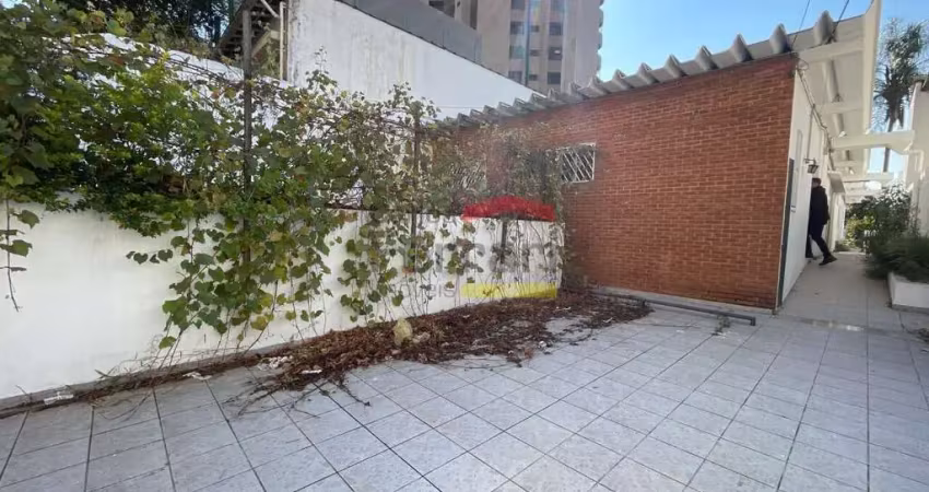 Ampla casa comercial, 7 salas, 4 banheiros, copa, quintal com churrasqueira, lavanderia e 4 vagas.