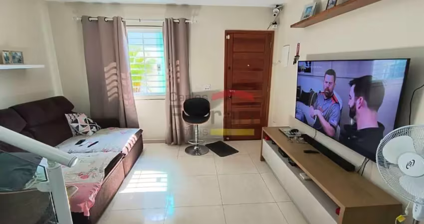 Sobrado com condomínio fechado com 2 suítes, 1 vaga de garagem