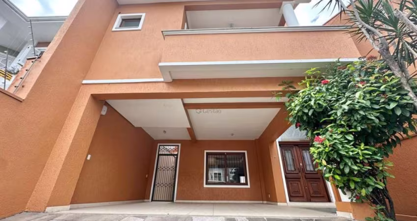 Belíssimo Sobrado c/ 3 Dormitórios (01 Suíte) no Bairro Moinhos de Vento