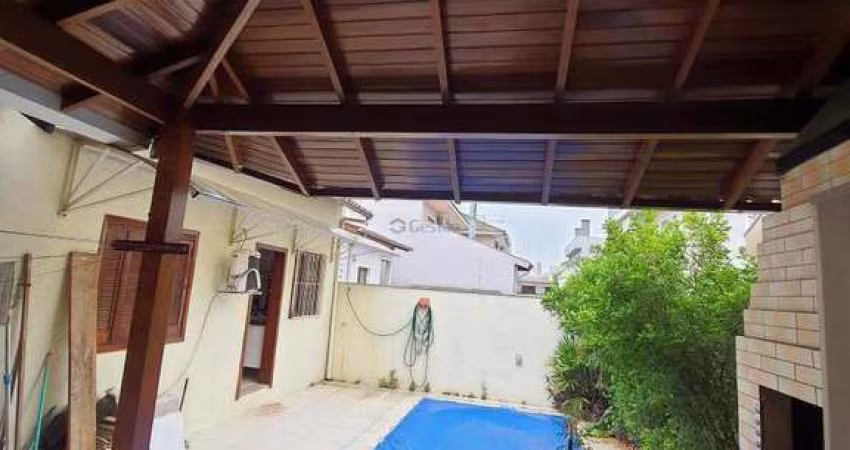 Casa térrea com 03 dormitórios