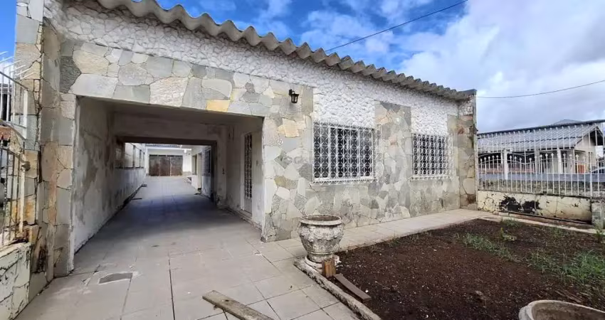 Casa Térrea com 03 dormitórios e edícula nos fundos Bairro Harmonia