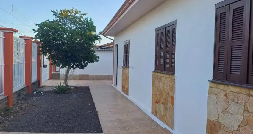 Linda Casa com 03 dormitórios para Alugar em Canoas, São José.