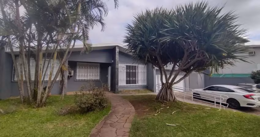 Casa Ampla com pátio excelente para residência ou comércio.