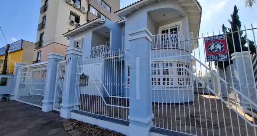 Linda casa de esquina com 03 dormitórios no Bairro Centro