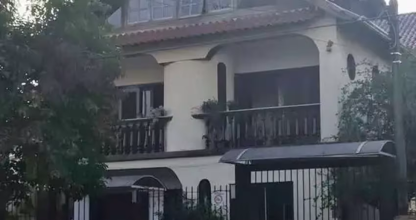 Casa Igara, parte de cima com pátio churrasqueira e mais dois quartos com banheiro e cozinha separados, no terreno. No Bairro calmo  - Igara
