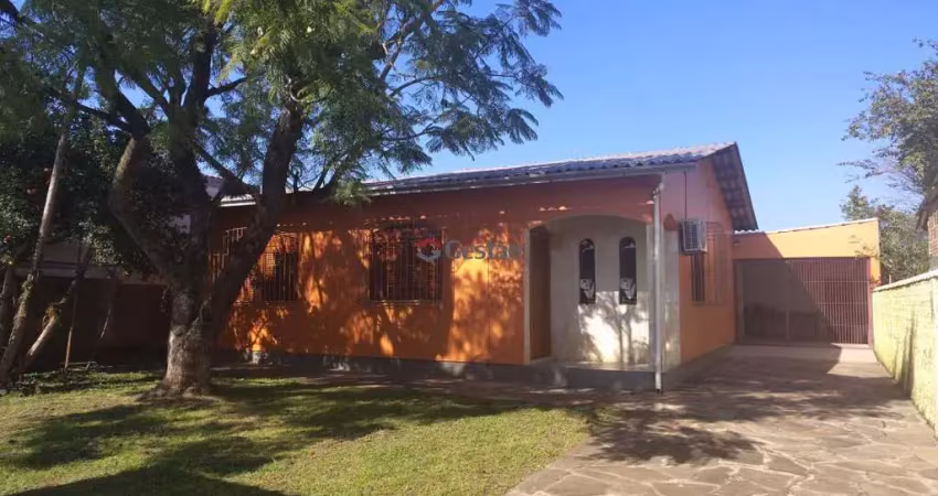 Casa residencial e sala comercial na frente, separadas por um amplo terreno.