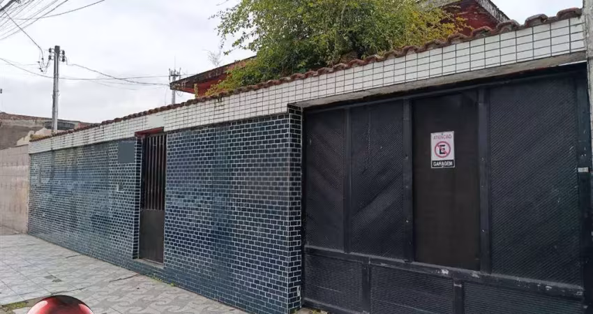 Casa isolada boa e com piscina na vila santa rosa em cubatão - 3 dormitórios e edícula.