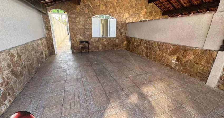 Próximo da praia e de comércios - localização boa - casa geminada reformada.