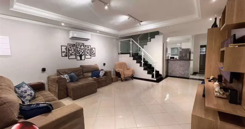 2 quadras da praia - vende com os planejados - sobrado com 3 dormitórios.