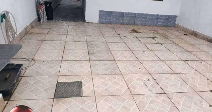 Na zona 01 da praia grande - ao lado da avenida kennedy - casa geminada com 2 dormitórios e garagem.