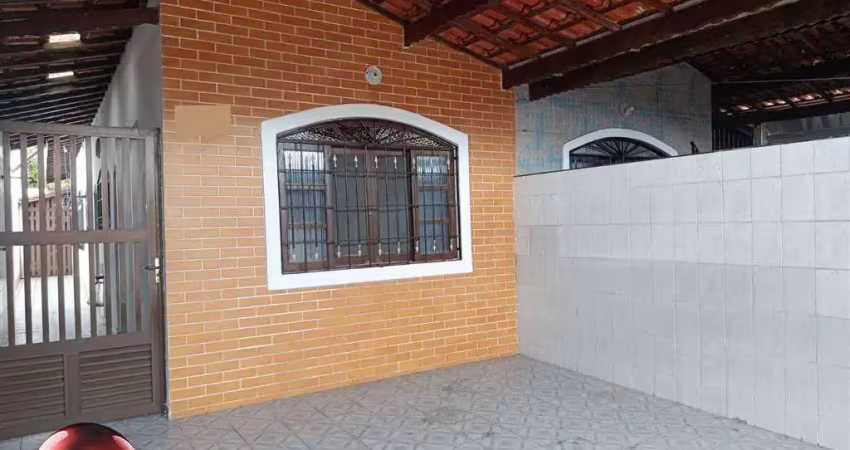 1 quadra da praia - em ótimo local - casa geminada com 2 dormitórios e suíte - por r$400.000.