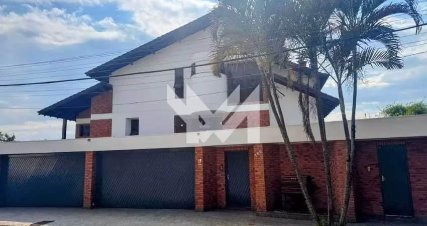 Sobrado de 400m² com 3 suítes e piscina para locação em mairiporã