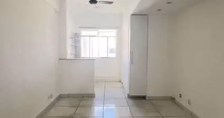 Sala com 29 m2 no centro da cidade, prédio com elevador e portaria.