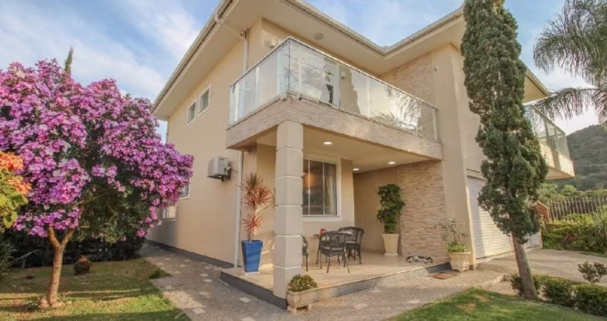 Casa de 4 quartos com suíte, piscina  em área nobre na praia dos ingleses Florianópolis