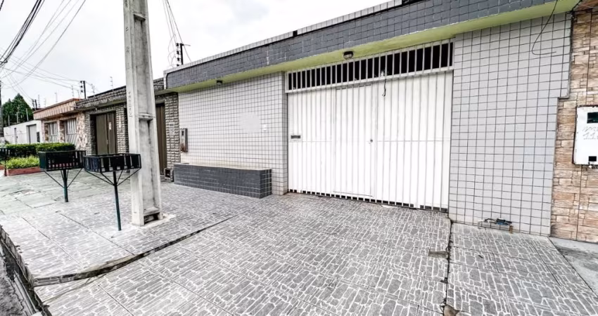 Parque das Laranjeiras - Casa térrea de 180m² com 3 Quartos sendo 2 suítes e 2 Vagas cobertas