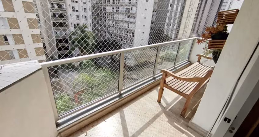 Apartamento amplo mobiliado, com varanda e vagas demarcadas - pronto para uso.