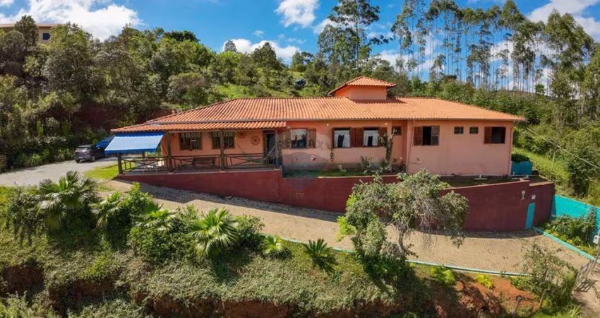 Casa com 6 Suítes, 2.000m², vista para as montanhas e total privacidade!