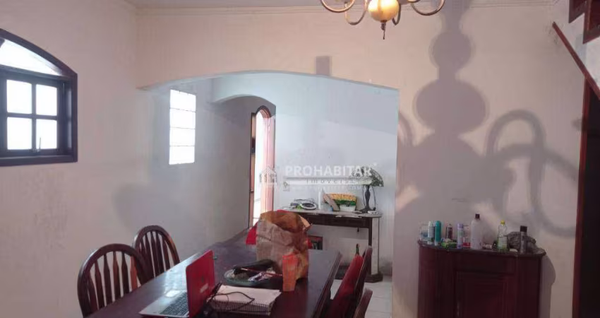 Sobrado com 3 Dormitórios e Suíte, Área de Churrasco e Localização Privilegiada