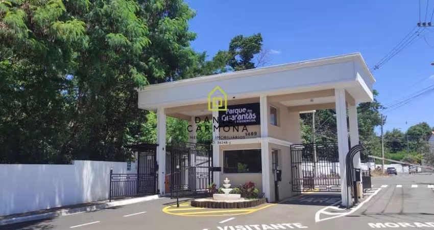 Lindo  Sobrado! Localização privilegiada: A 02 minutos do Parque Ecológico e principais vias de acesso.