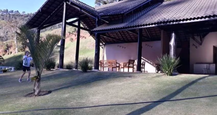 Casa em condomínio com três quartos para locação e venda no bairro Bonsucesso,Teresópolis-RJ