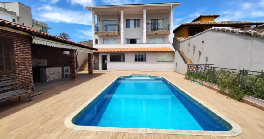 Linda casa em condomínio fechado, semi mobiliada, pronta para morar.