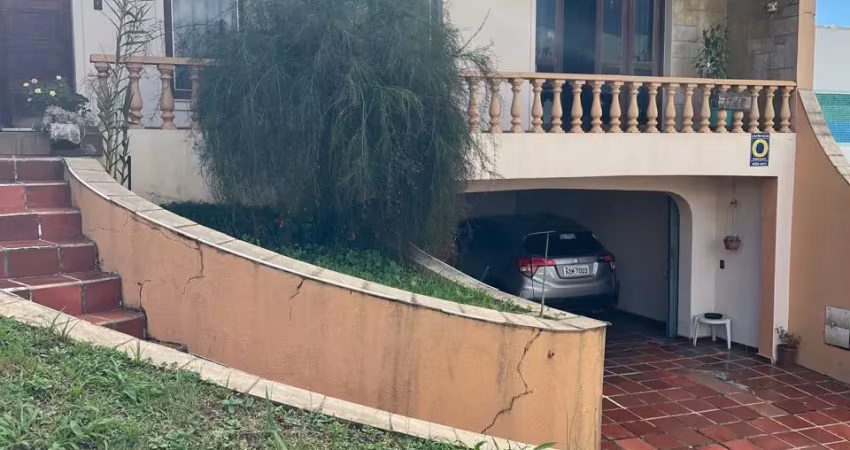 Localização perfeita p sua empresa, clínica ou lar. quintal lindo e edícula com churrasqueira, banheiro e quarto.
