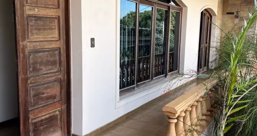 Localização perfeita p sua empresa, clínica ou lar. quintal lindo e edícula com churrasqueira, banheiro e quarto.