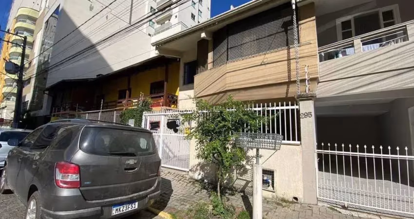 Casa aconchegante em meia praia: 03 quartos, mobiliada, com churrasqueira