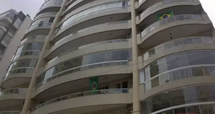 Com 2 vagas - 3 dormitórios sendo 1 suíte à 120 m do mar