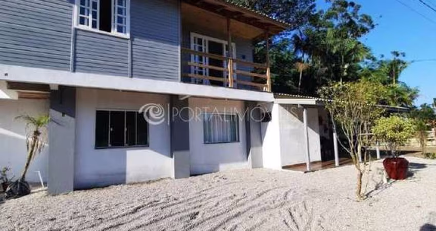 Residência Charmosa em Itapema-SC: Casa de 200m² com 4 Suítes, Área Verde e Varandas
