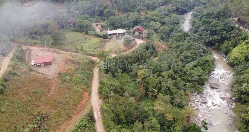 Chácara Encantadora em Major Gercino-SC: Casa de Madeira com Vista para as Montanhas e Riacho