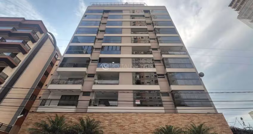 Amplo Apartamento Mobiliado com 4 Dormitórios a 150m da Praia em Meia Praia