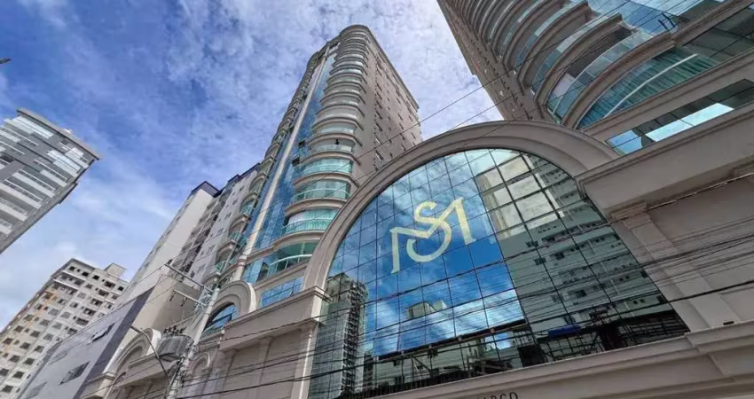 Exclusividade e conforto: amplo apartamento de 129m² com 3 suítes e 2 vagas em meia praia!