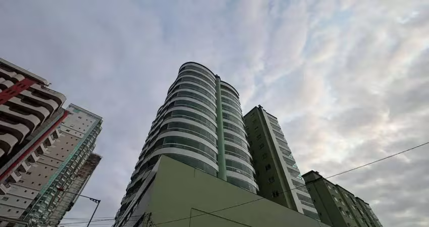Apartamento mobiliado na quadra-mar em meia praia – 3 dormitórios, 1 suíte, e área de lazer completa