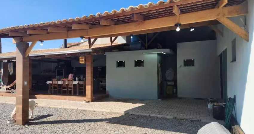 Casa de 3 suítes mobiliada com ampla área externa e churrasqueira em itapema