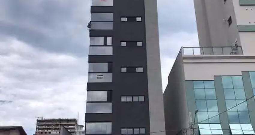 Elegância e conforto a 550 metros do mar: apartamento de alto padrão com 3 suítes!