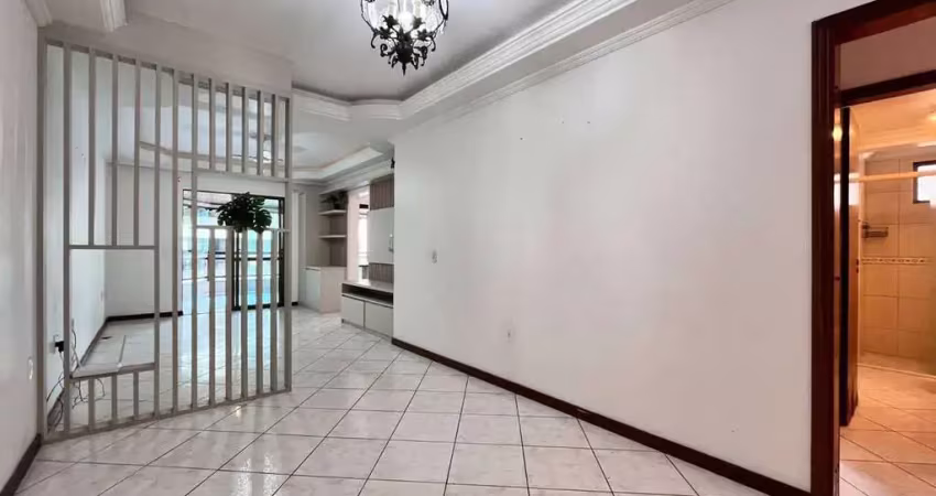 Amplo apto com 3 dorms e sacada com churrasqueira – 130m² a 300m do mar em meia praia