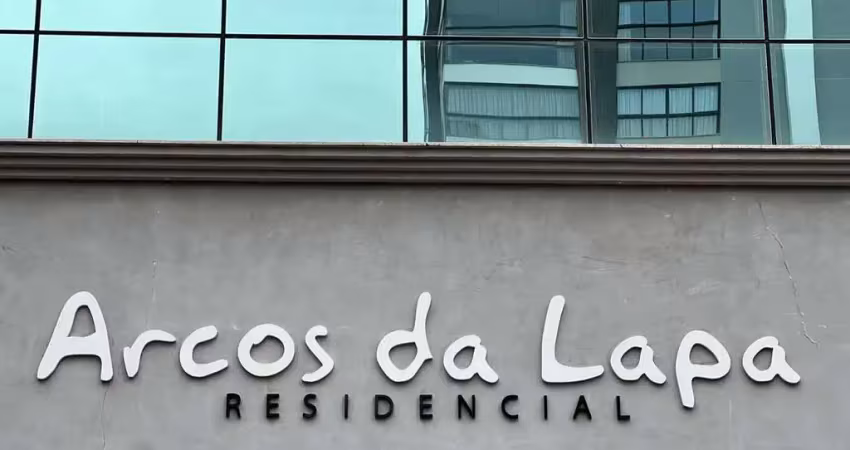 Sala comercial em meia praia com 1 vaga – entrada facilitada e estuda permuta!