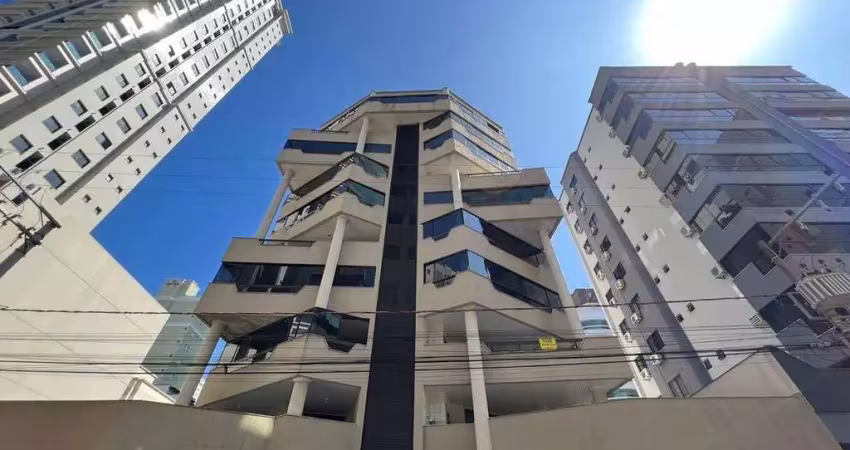 Apartamento mobiliado com 3 dormitórios e churrasqueira em meia praia – ótima localização!