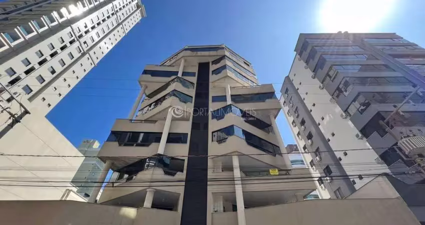 Apartamento mobiliado com 3 dormitórios e churrasqueira em meia praia – ótima localização!
