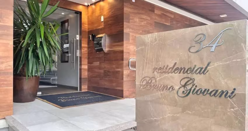 Apartamento com 2 dormitórios e sacada com churrasqueira em meia praia