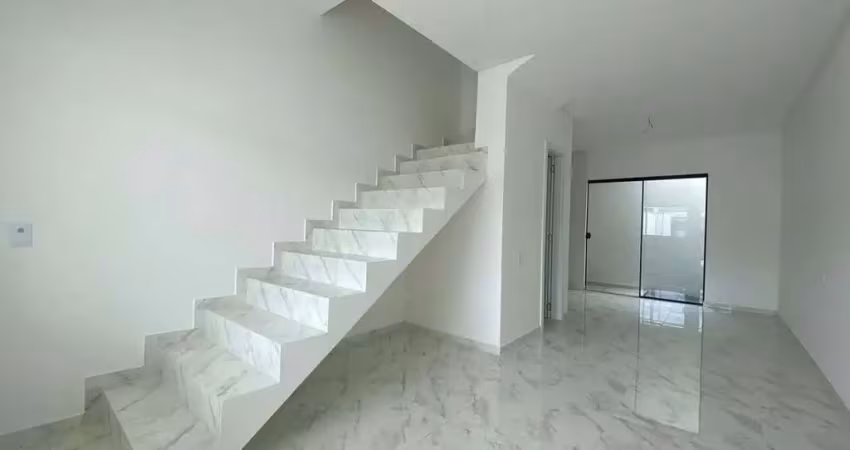 Oportunidade em itapema: sobrado com acabamento em gesso e porcelanato