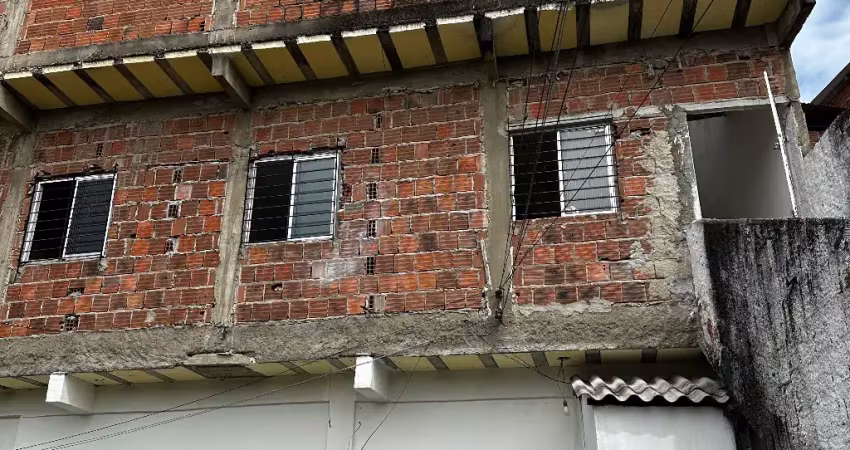 Terreno com duas casas pequenas e area pra concluir