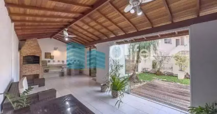 Excelente sobrado diferenciado,  na cidade de louveira ,com 3 dormitórios, sendo 1 suíte, todos os quartos com armários planejados, banheiro social, sótão, sala com 2 ambientes, lavabo, cozinha planej
