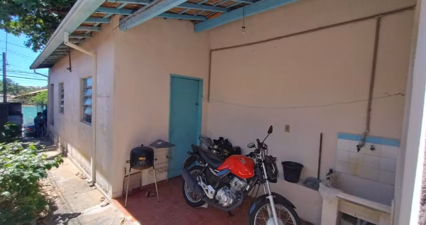 Casa Velha para Reforma - 03 Quartos - Bairro Monte Castelo
