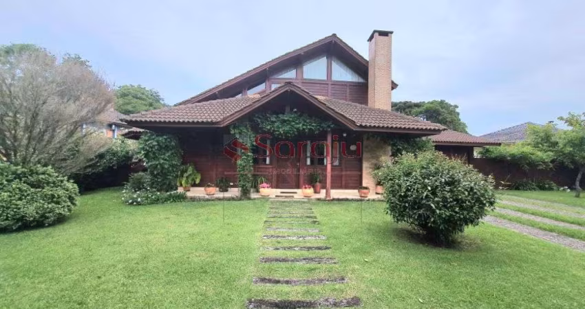 Vende-se Casa com 4 Quartos -260 m² -Averbada  em condôminio em frente ao Clube Curitibano de Golf