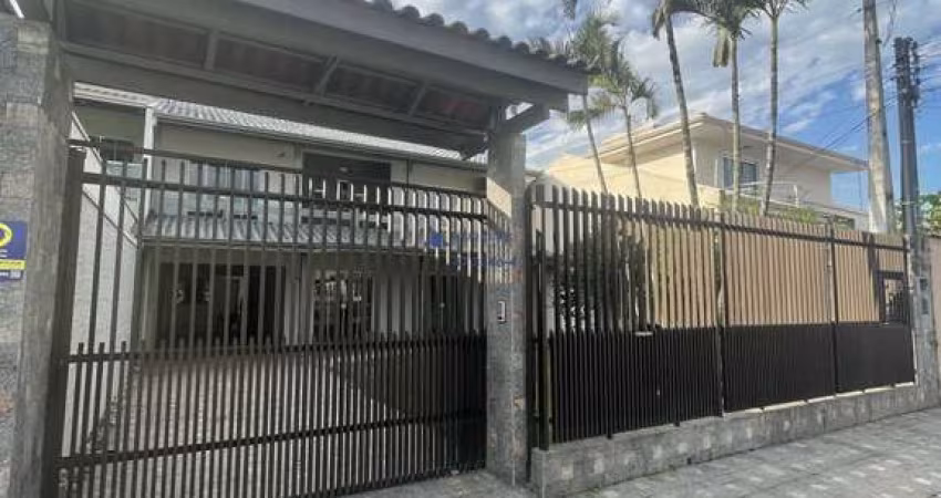 Casa Grande com 5 dormitorios sendo 1 suite e 4 vagas de garagem no Bairro Sao Vicente em Itajai
